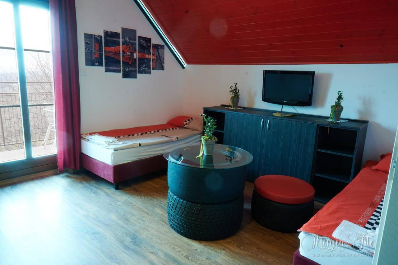 Kamaras Ring House Bed & Breakfast Mogyorod Exterior photo