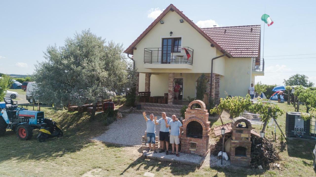 Kamaras Ring House Bed & Breakfast Mogyorod Exterior photo