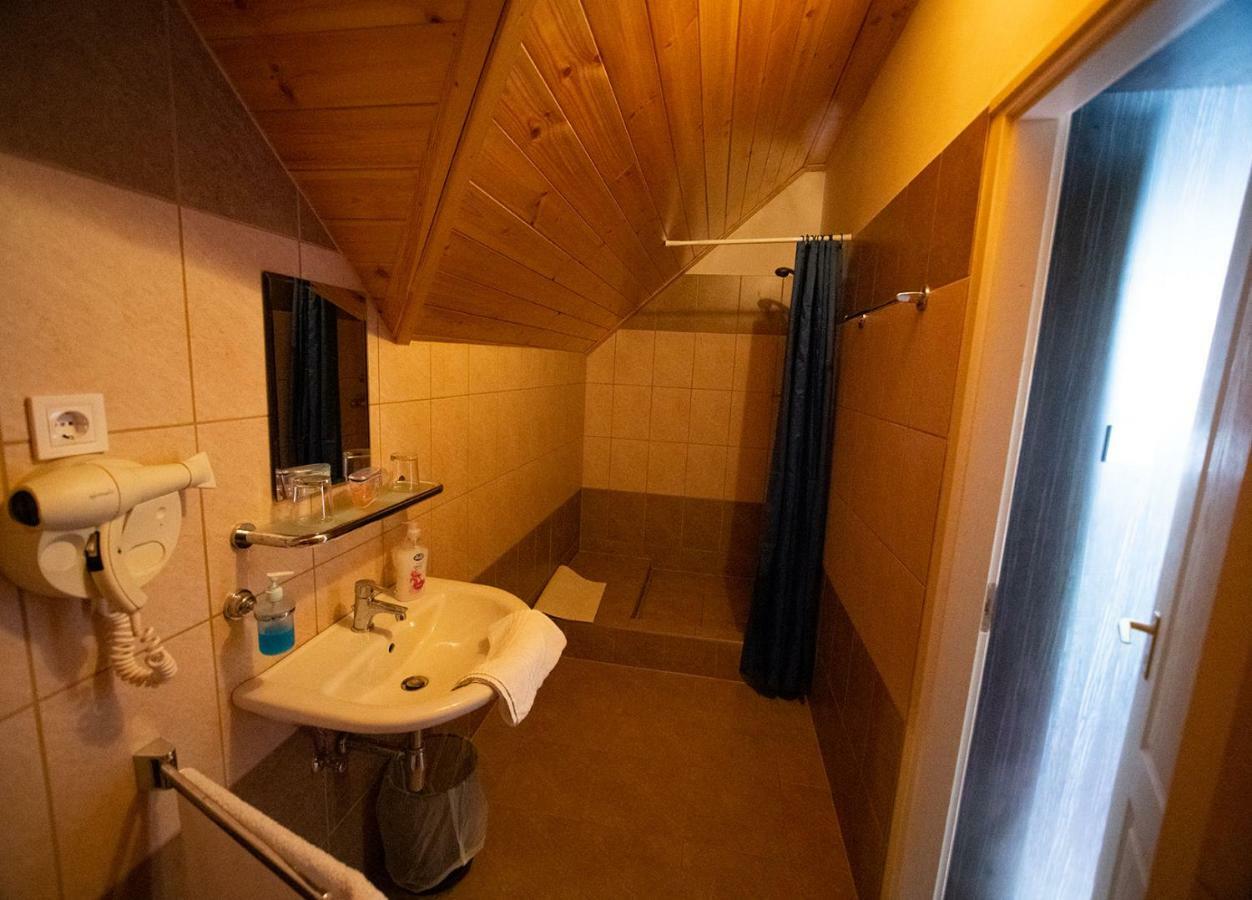 Kamaras Ring House Bed & Breakfast Mogyorod Exterior photo